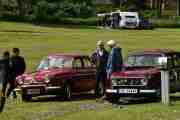 To fine biler i solen, fra venstre en Renault Dauphine fra 1961 og til høyre en Renault 4 fra 1983