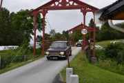 Første bil over, en Renault 10