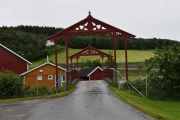 Mens vi venter kan vi jo bli litt bedre kjent med området da, dette er togovergangen sett fra innsiden