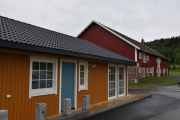 Resepsjonen og en flott gammel bygning bak, jeg så at her fløy det noen Låvesvaler også