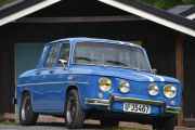 Her kommer det en som vi ikke har registrert før, det er en Renault R 1130 fra 1965. Ser vi på panseret ser vi at det er en Renault 8