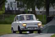 Her kommer de opp igjen for å hilse på oss i sin Renault R 1190  fra 1967