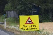 Stor elgefare - Vis Aktsomhet. Jeg har aldri sett en Elg her, så skiltet er nok bare for å bremse på farten