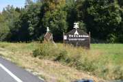 Så jeg finner ut at jeg heller vil nyte turen og dokumentere litt. Her passerer vi Tuvenga Country Camp som er en spennende campingplass, litt utenom det vanlige