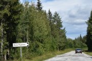 Så passerer vi en flyplass, det er Rena flyplass som har en rullebane som er 1300 meter lang og de har tenkt og utvide den