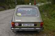 Når jeg kommer tilbake igjen så ser jeg at noe er annerledes med bilen min. Jeg har fått et klistremerke på den og det sitter skjevt