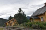 Nå passerer vi over Rørosbanen og ser Stai stasjon, en stasjon som ble åpnet i 1875 og nå stopper bare lokaltogene her på forespørsel