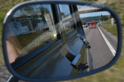 Men så ser jeg en kjenning i sladrespeilet, han har vel ikke tenkt å kjøre forbi meg?