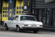 Men så har vi kommer fram til Våler i Solør og der står det en Mercedes-Benz 250 S som er en veteran