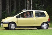 Neste bil er en Renault Twingo som ble lansert i 1993 og kom aldri til Norge, dette er en 2000 modell og jeg blir litt overasket på hvem det er som kjører den