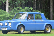 Dessuten har denne to striper på panseret, og da heter det Renault 8 Gordini har jeg hørt