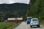 Som dere ser er det koselige omgivelser langs veien vi kjører på