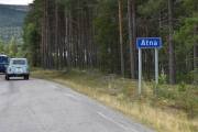 Nå er vi i Atna som er et lite tettsted i Stor-Elvdal kommune, her stopper Rørosbanen på Atna stasjon og de har en liten flyplass her også