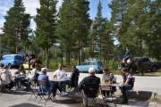 Så vi venter litt og for Renault-er med hester, men nå må vi ta en titt inne på Glopheim kafé