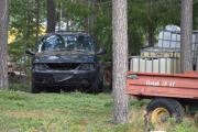 Den andre bilen jeg ser er en Chrysler Voyager og er neppe en veteran, vi er nok på en 2000 modell eller senere her. Men hengeren til høyre er spennende, det er en Orkel T3 ST traktor tilhenger som er produsert i 1980 åra