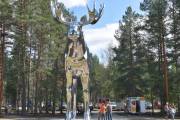 En ting er at Canada med sin "Mac the Moose" krangler med oss om Elgen deres er større, men vår er 10,3 høy så vi ble enige, men nå skal svenskene blande seg inn også