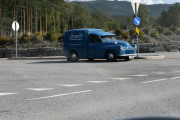 Her skal jeg svinge inn og må takle både blinklys og ta bilde,  det er en Morris Van fra 1954