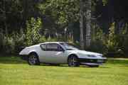 Grillen er fyrt opp og neste bil kommer ned, det er en Renault Alpine A310