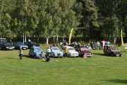 Renault 4 fyller 60 år så derfor parkerer de for seg selv så vi kan få noen fine bilder. Vi venter bare på den siste bilen