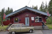 Her står den femte bilen og jeg måtte selvfølgelig ha resepsjonen til Koppang Camping som motiv. Det er forresten Diane som står i luken