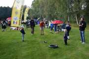 Men nå kjedet ungdommen og barna seg litt så jeg tar frem en Renault frisbee. Her går greia ut på at den skal lande inne i gummidekket, men greide han det? Det for vi aldri vite, tok bilde for tidlig