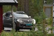 Når du rusler rundt og oppdager denne så stopper du opp litt, hva er dette? Jo det er en Renault Alaskan, men da spør du sikkert om den kan kjøpes i Norge da?