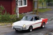 Her kommer den ene, jeg har sett bilen uten kalesje på og den er tøffere da. Men det vi ser kommer oppover er en Renault Caravelle fra 1964, og nå må dere prøve og gjette hvilket land den ble importert fra?