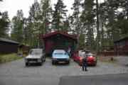 Her er hytta vår og vi har parkert, men noe er galt med parkeringen da den må deles med nabohytta, og jeg lurer litt på hvem det er som kommer i den?