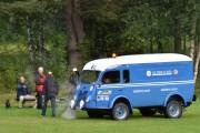 Nede på plassen freser bilen også, jeg vet ikke helt hvordan han får det til