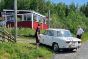 Lørdag. Her ser vi Tor Østmoe i BP-skjorta si forresten sammen med Roger. Den bilen der er lokalkjent her oppe tenker jeg