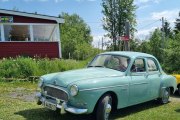 Lørdag. Her kommer det en lokal en, sjåføren mener jeg da. Bilen er jo fransk...