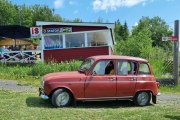 Lørdag. Og her kommer Renault familien i sin nye bil, det som er helt sikkert er at bilen har smakt på BP-bensin