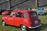 Fredag. Her passerer det en strøken Renault 4 meg, jeg har sett den inni også, og den er like strøken der. Men her har vi tre R4 i bilde, ha det i minne