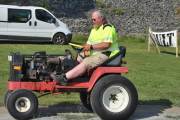 Fredag. Han fortalte med dette, Traktoren er en Gutbrod 2500, men du kan også kalle den en Wheel Horse D-250. Den ble laget i Tyskland og har en Renault 800-01 bensinmotor, 4 sylindret, 852 cc med 19.9 hestekrefter