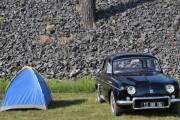 Fredag. Renault Dauphine tenker du, men det er en Renault Ondine som er en eksklusiv variant. Hva er det lille teltet til, tenker du, det er her vår redaktør sover, svarer jeg...