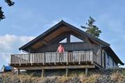 Fredag. Husker dere huset med stikkontakten? Her står jo formannen vår på verandaen og later som ingen ting. Denne hytta tilhører da ikke campingen...