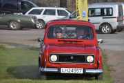 Fredag. Renault 4 har fire generasjoner med griller i fronten og jeg tror at dette er generasjon nummer 3