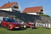 Fredag. Bilen til venstre har Motor Forum i Elverum stilt til posisjon, den kan vi få prøvekjøre på lørdag. Traktoren til høyre skal formannen vår prøvekjøre lørdag eller søndag, spørs på formen...