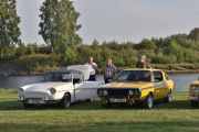Fredag. Ok, da kan vi begynne å ta tak i detaljene. Caravelle har motoren bak og kjøleribber på bakluka og ikke på siden. Renault 17 har motoren foran og logo på panseret, men ikke alltid...