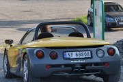 Fredag. Jeg kan ikke gå på do en gang før dem sniker seg inn, her kommer en Renault Sport av typen Spider