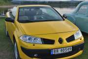 Fredag. Første bilen vi skal presentere er en Renault Megane fra 2006, den heter Meggane og her må jeg bare sitere. Enten så liker han Meggane Grand Fernandez, Meggane Grevot, Meggane Sanigou, eller så er jeg helt på jordet