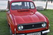 Fredag. Så kommer turen til den populære Renault 4, dette er en 1975 modell og legg merke til grillen. Den ble produsert fra 1961 til 1992 og du har mange forskjellige generasjoner, 4L, 4TL, 4GTL osv...