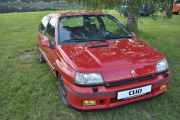 Fredag. Så kommer vi til en Renault Clio 16V fra 1993, den har personlig skilt og det er ikke uten grunn at den er rød. Dette er en råtass uten like, jeg har sett den på Vålerbanen...