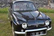 Fredag. Her har vi en Renault Ondine fra 1961, den kan fort forveksles med en Renault Dauphine. Men dette er en eksklusiv variant av Dauphine, som ble introdusert i 1961 og ble tilbudt i to år