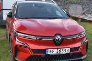 Fredag. Så kommer vi til en av bilene til Motor Forum som vi kan få prøvekjøre. Det er en Renault Megane E-tech Electric fra 2022