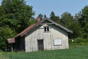 Fredag. Jeg driver og dokumenterer gamle hus også, kanskje dette blir vernet? Nye planker foran vinduet