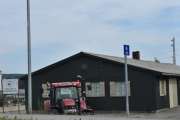 Fredag. Her har vi en traktor til salgs og så er Glåmdal Utstyr- og Motorhistorisk Forening her også