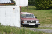 Fredag. Bak enhver garasje så kan det stå en veteranbil. Dette er en Volvo 245 DL 1,9 fra 1979