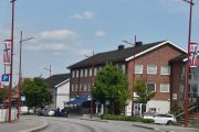 Fredag. Kirkenær er et tettsted hvor det bor rundt 1200 innbyggere, stedet har navn etter Kirkenær gård og ligger midt i Solør. Jernbanen kom i 1893, og da grodde det opp en ny bebyggelse rundt jernbanestasjonen. Men persontrafikken på Solørbanen ble nedlagt midt på 1990-tallet. En ny miljøgate stod ferdig i 2005 med bl.a. nyrestaurerte bygninger, så det er fremdeles håp