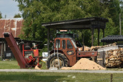 Fredag. Hvis dette er en Massey Ferguson 135 så er den veldig gammel, jeg gir meg her